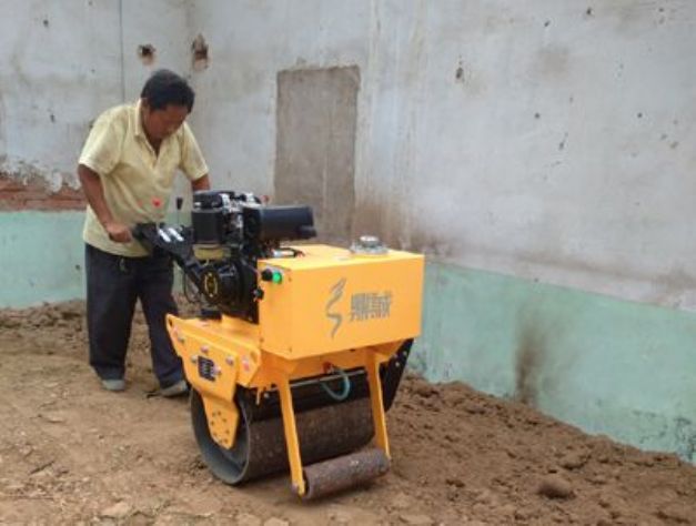 點(diǎn)擊查看詳細(xì)信息<br>標(biāo)題：手扶式單輪壓路機(jī)工作照 閱讀次數(shù)：12199