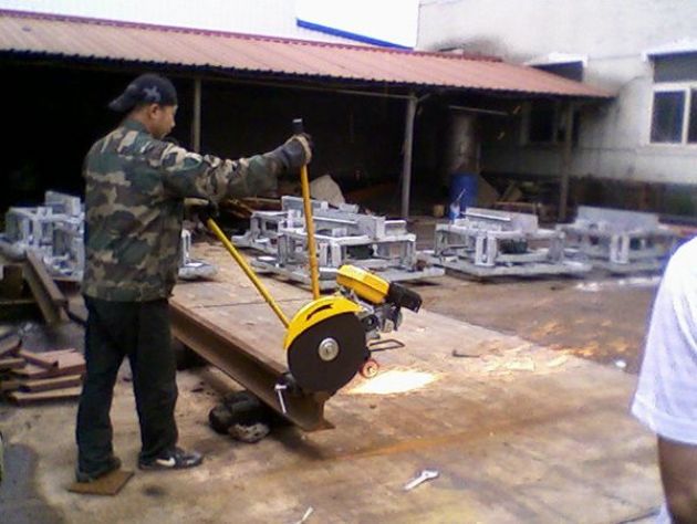 點(diǎn)擊查看詳細(xì)信息<br>標(biāo)題：內(nèi)燃鋸軌機(jī)工作照 閱讀次數(shù)：11577