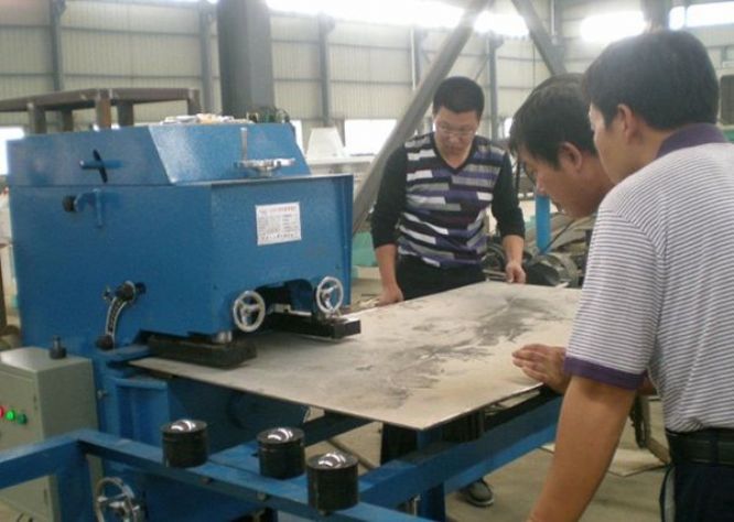 點(diǎn)擊查看詳細(xì)信息<br>標(biāo)題：固定式平板坡口機(jī)工作照 閱讀次數(shù)：11006